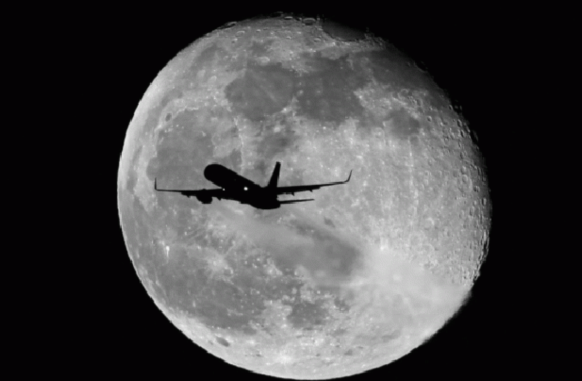 Луна ком видео. Луна видео. Диск Луны. Исчезновение Луны. Самолёт пересекает луну.
