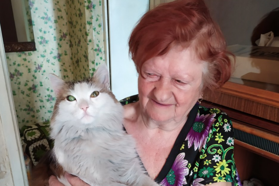 Леша котик. Женщина с сибирской кошкой.