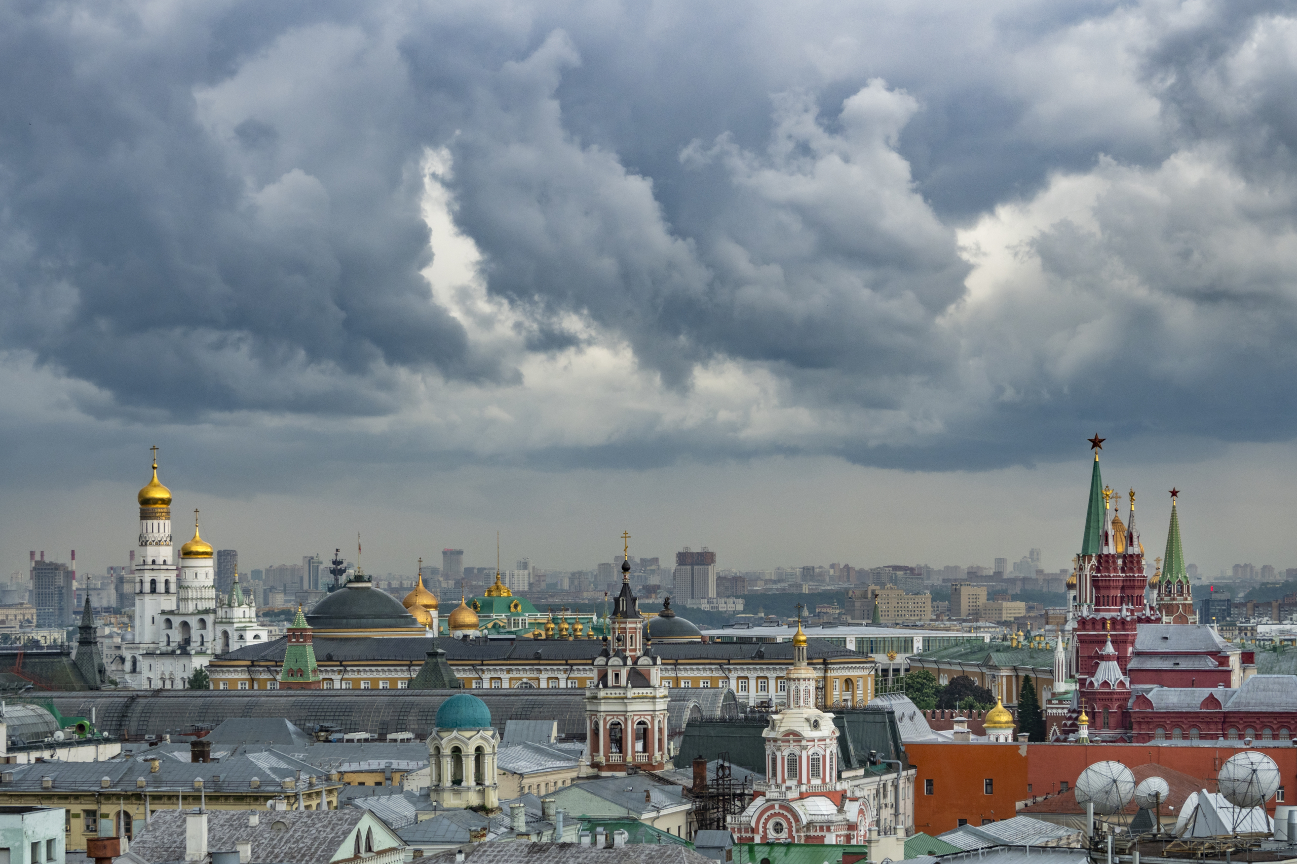 Дождь в реальном времени москва. Пасмурная Москва. Полет над Москвой. Москва с воздуха. Майский дождь в Москве.
