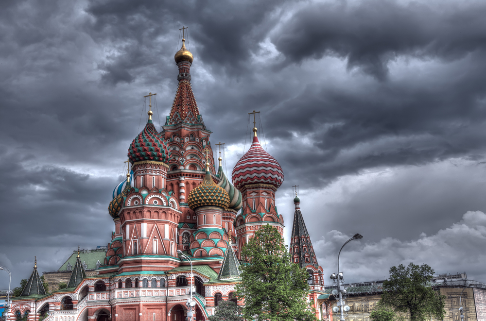 Москва повышенная. Храм Василия Блаженного в Питере. Собор в Питере похожий на собор Василия Блаженного. Фотообои вид на храм. Клад Василия Блаженного.