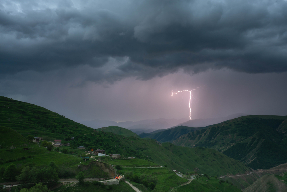 Село сильнее. Гроза на Камчатке. Гроза на юге. Штормовое предупреждение на юге России. Радуга гроза в Дагестане.