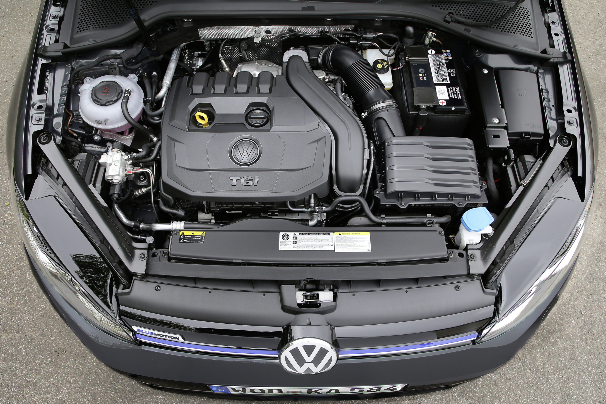 Volkswagen двигатели отзывы. Volkswagen Golf 6 под капотом. Моторный отсек Volkswagen. Гольф 7 моторный отсек. Моторный отсек Фольксваген гольф плюс 1.6.