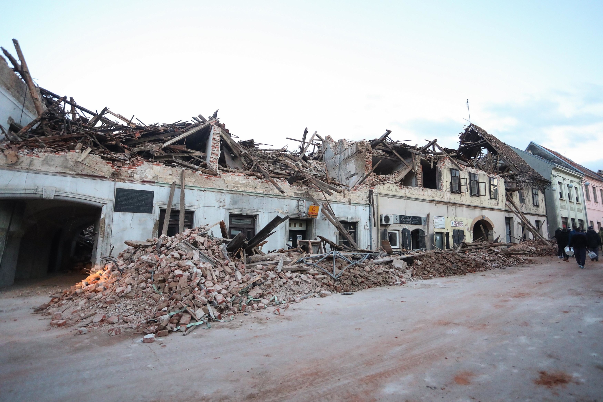 3 апреля землетрясение. Землетрясение в Загребе 2020. Destroyed building after earthquake. Землетрясение в Абакане сегодня.
