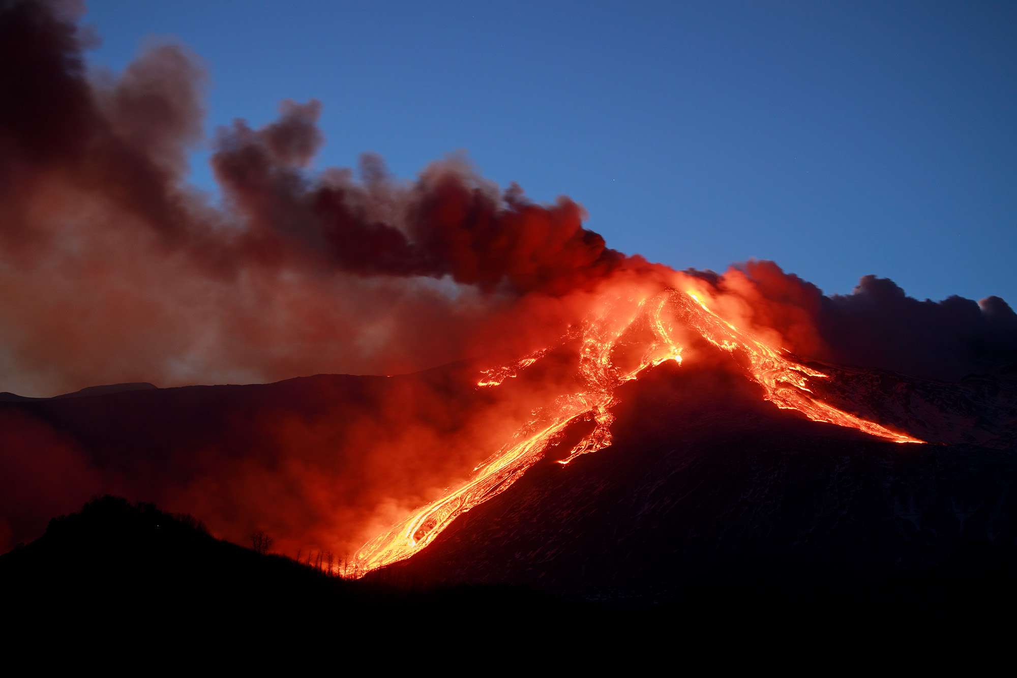 Действующий вулкан на сицилии. Этна Сицилия извержение. Сицилия вулкан Этна. Извержение вулкана Этна на Сицилии. Извержение вулкана Этна 2021.