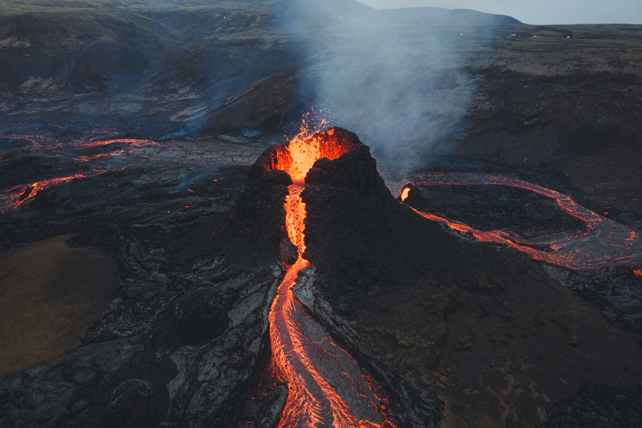 Вулкан в Исландии фаградальсфьядль