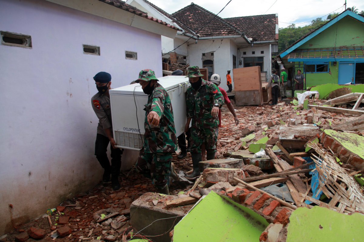 Землетрясение папуа. В Индонезии произошло землетрясение магнитудой 6,1\. В Индонезии произошло землетрясение магнитудой 6,0. Что произошло в Индонезии. Что произошло в Индонезии в 98 году.