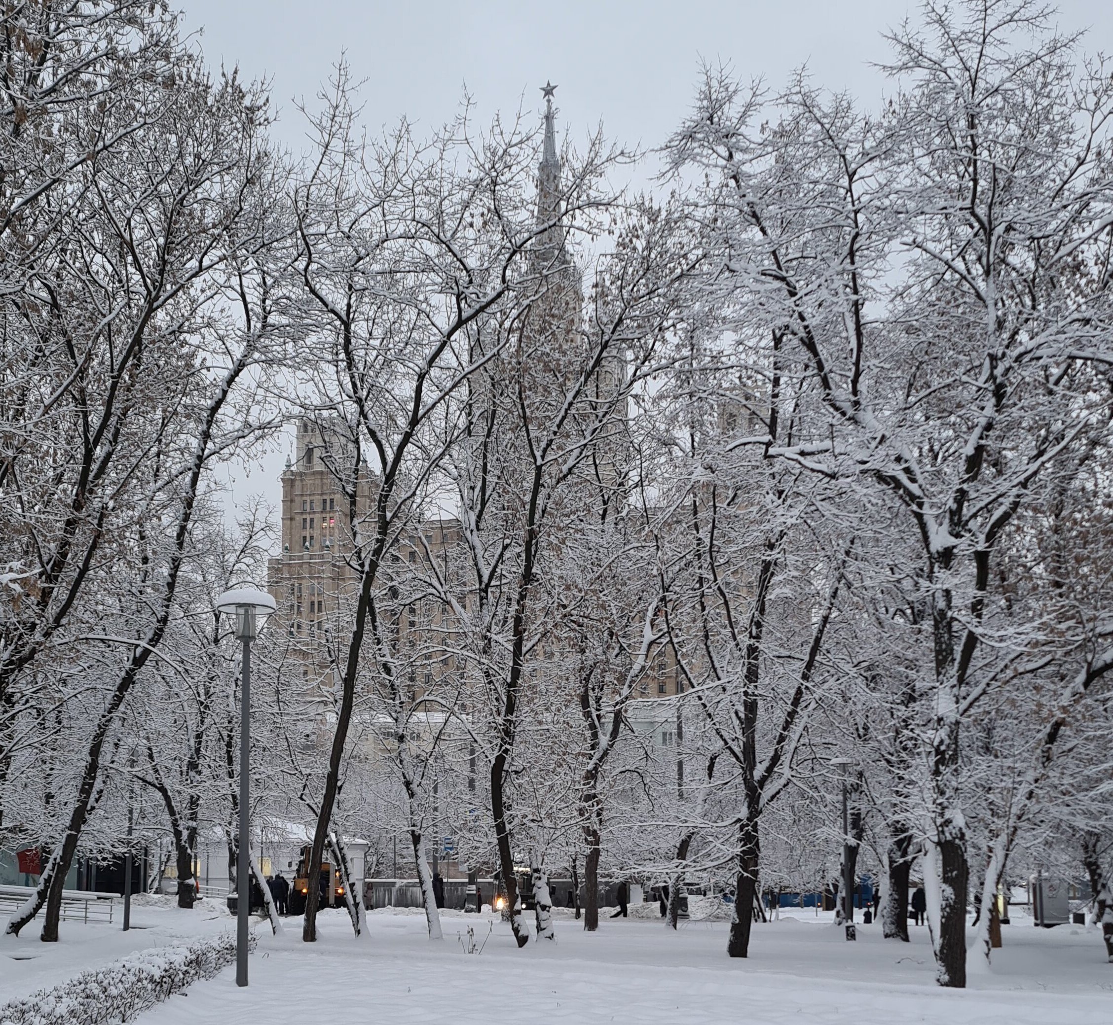 Декабрь станет. Зима в Москве. Москва зима снег. Зимняя сказка Москва. Красивые фото Москва после снегопада.