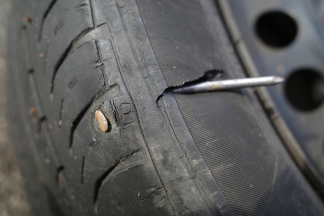 Шишка, гвоздь, порез: какие повреждения шин можно починить