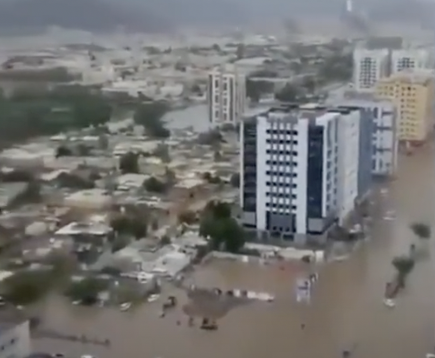 Наводнение в ОАЭ. Эмираты потоп. ОАЭ затопило. Ливень в ОАЭ.
