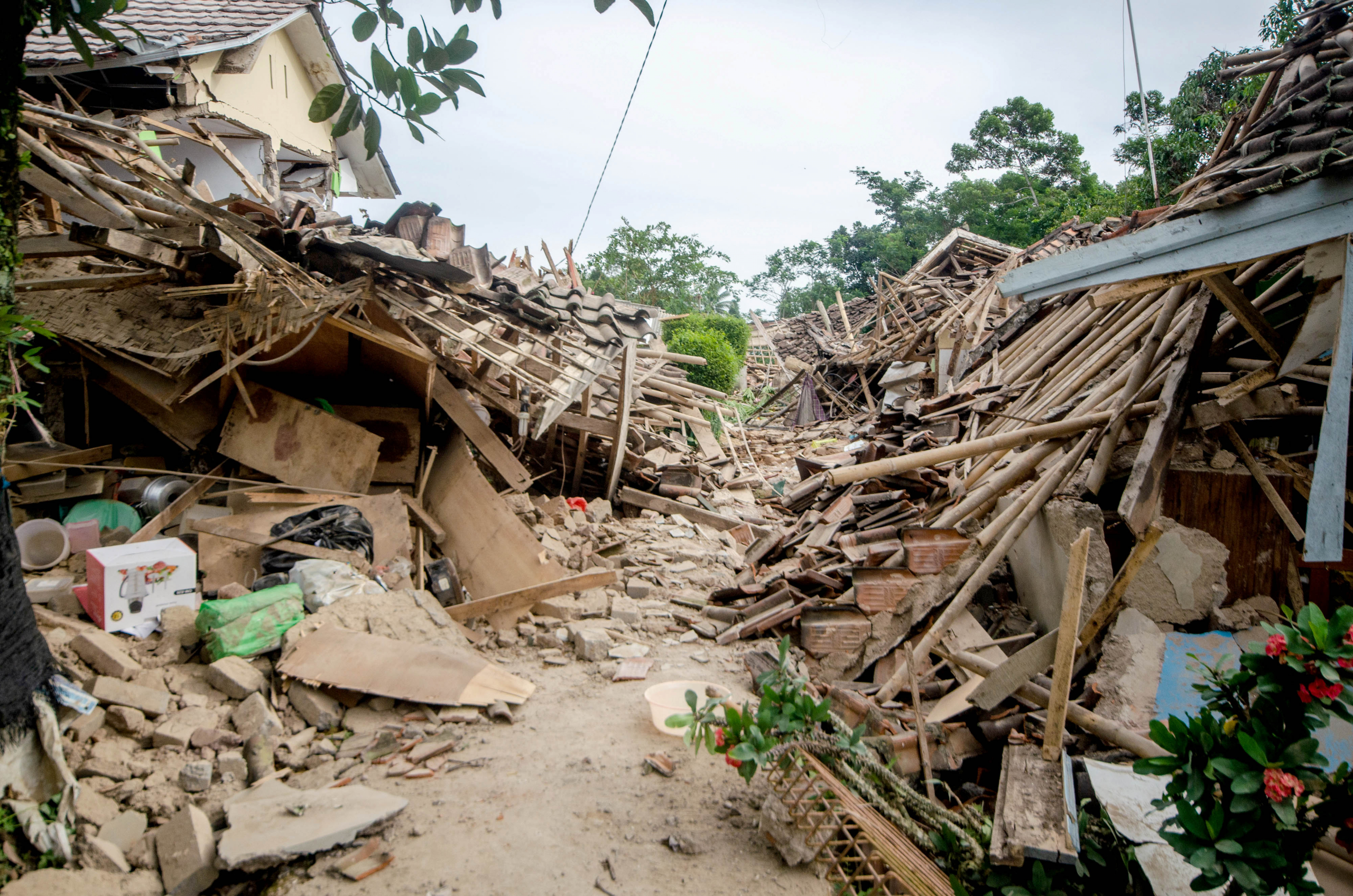 Землетрясение разрушение. Землетрясение в Индонезии 2023. Индонезия землетрясение 2007. Землетрясение разрушенные дома.