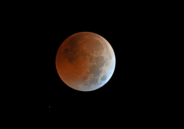 https://news-ru.gismeteo.st/2022/11/John-Stetson-lunar-eclipse-110822-4-copy-sm_1667946978-640x449.jpeg
