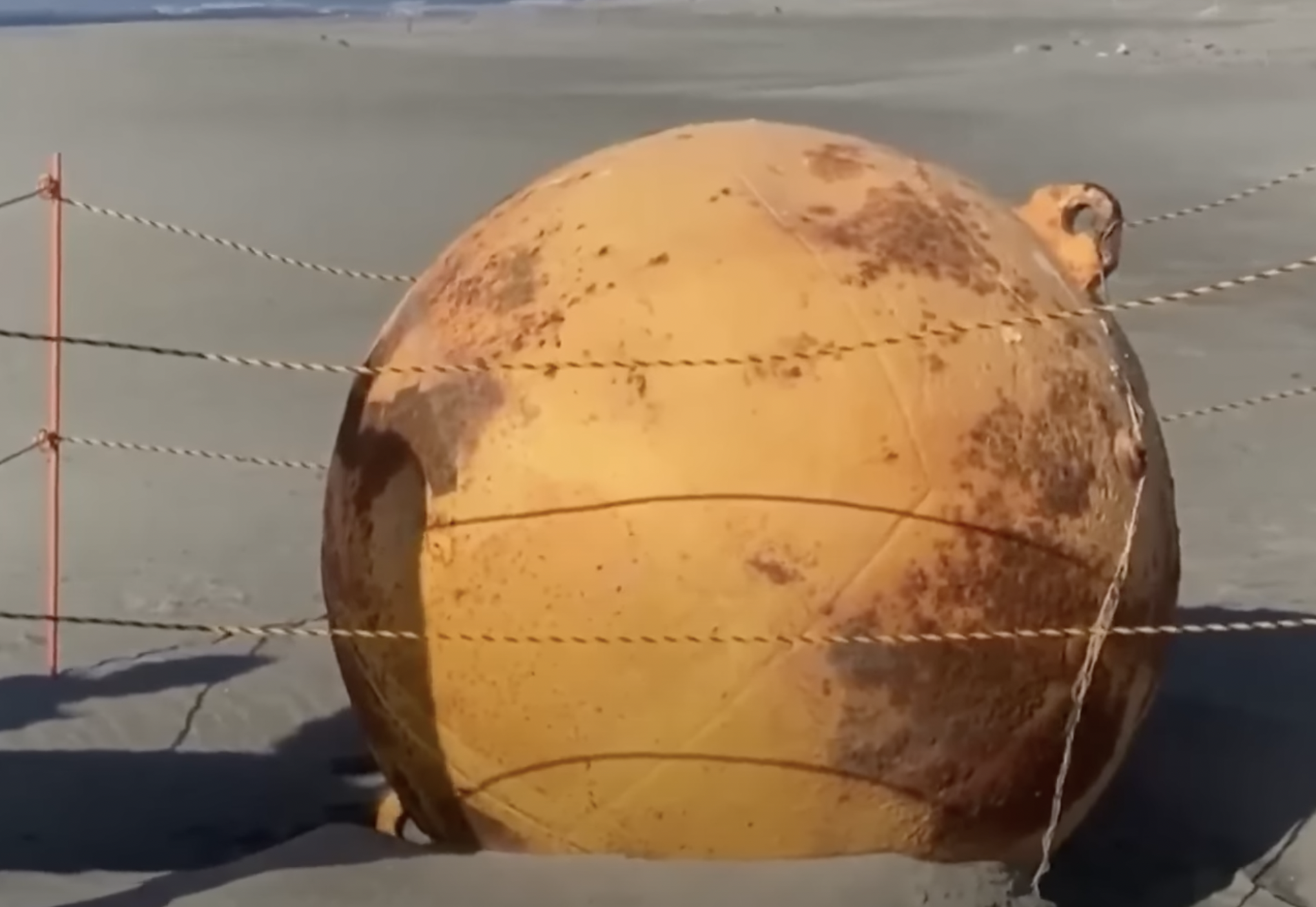 Обнаружен шар. Шар. Железный шар. Шар на побережье. В Японии на берег выбросило шар.